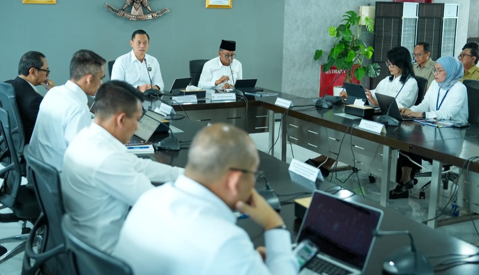 Rakor Pengembangan infrastruktur Pengelolaan Sampah Terpadu yang dipimpin Menko Infra Agus Harimurti Yudoyono ( foto : birkom PU)
