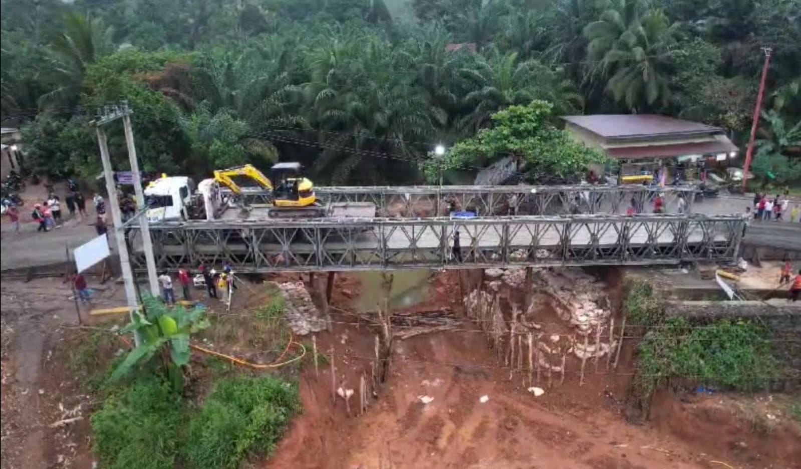 Pengerjaan Pembangunan Jembatan Bailey di Jambo terus dilanjutkan ( foto: birkom pu)