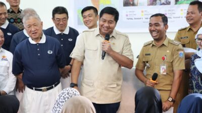 Menteri PKP, bersama Wakil Yayasan Budha Tzu Chi, Aguan saat bertemu warga Johar baru ( foto: birkom pkp/ Ristyan )
