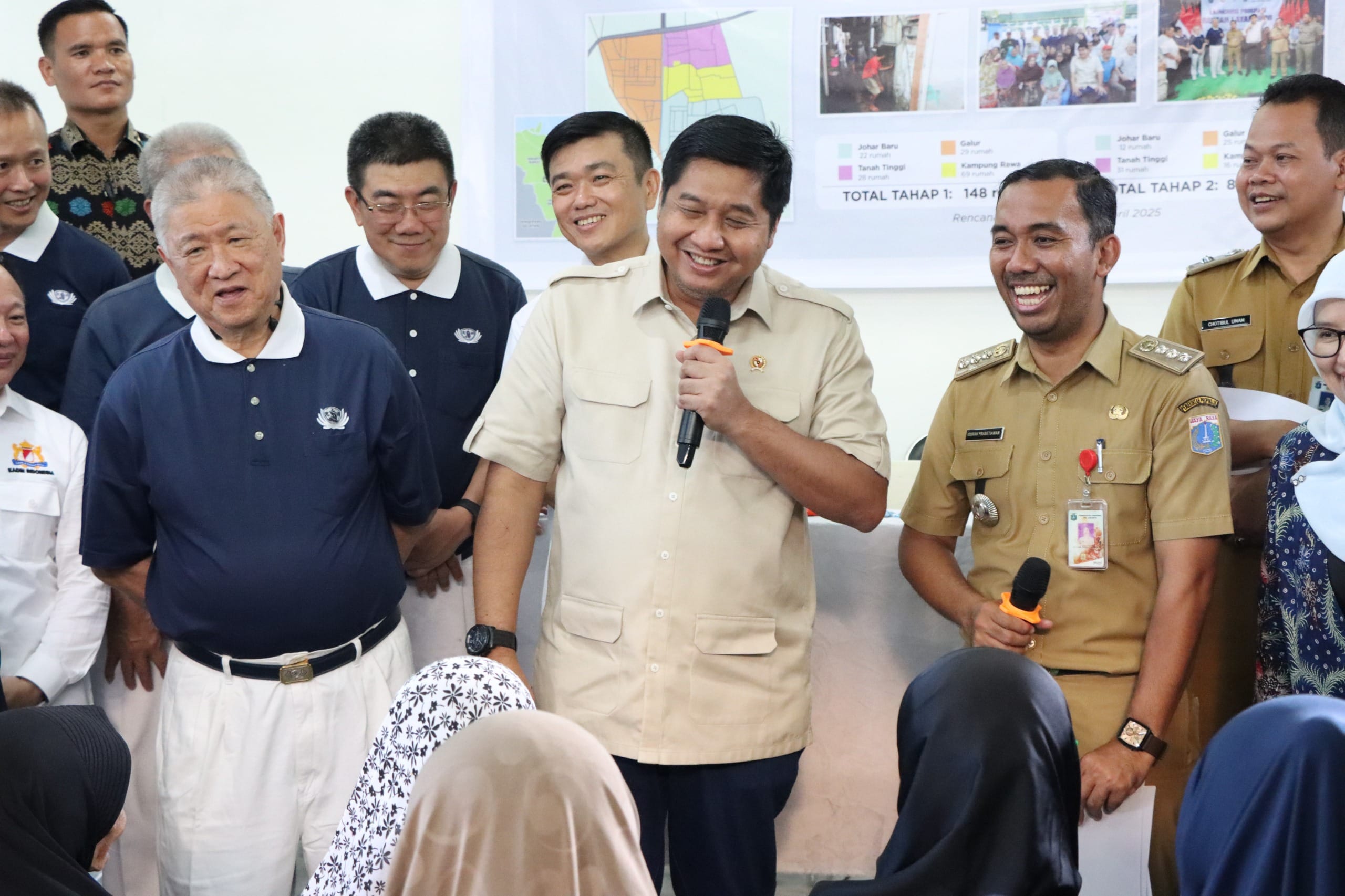 Menteri PKP, bersama Wakil Yayasan Budha Tzu Chi, Aguan saat bertemu warga Johar baru ( foto: birkom pkp/ Ristyan )