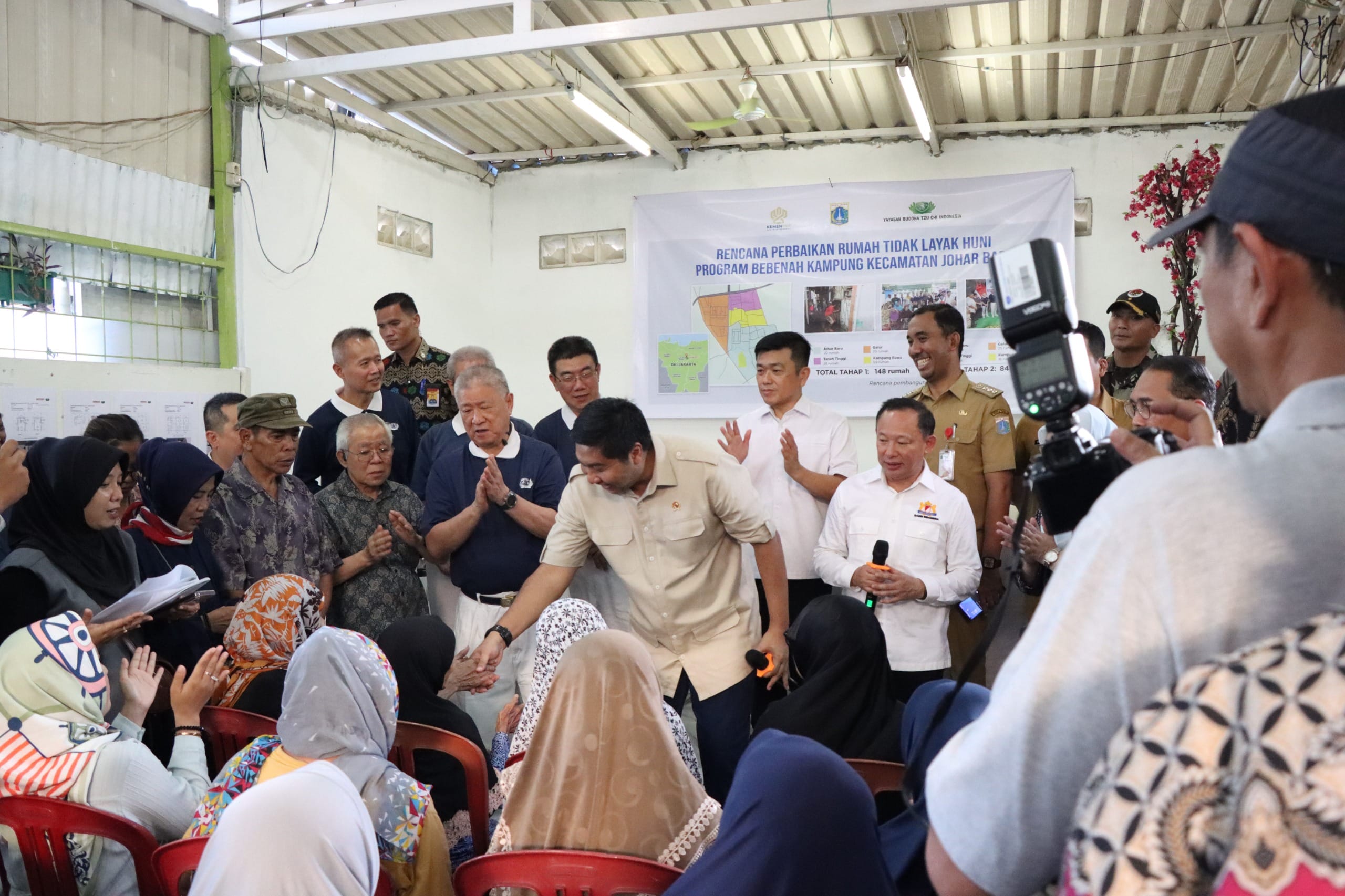 Menteri PKP dan Aguan saat berdialog dengan warga Kelurahan Johar Baru Jakarta Pusat yg rumahnya akan di renovasi ( foto; Birkom PKP/ Ristyan )