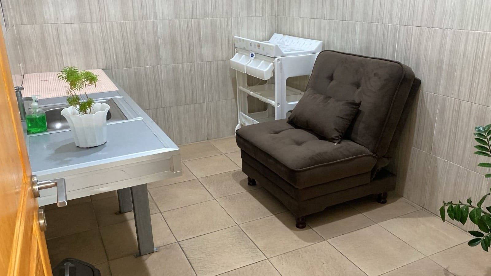 Ruang Laktasi bagi pengguna Tol dibuat senyaman mungkin ( foto: jasamarga )