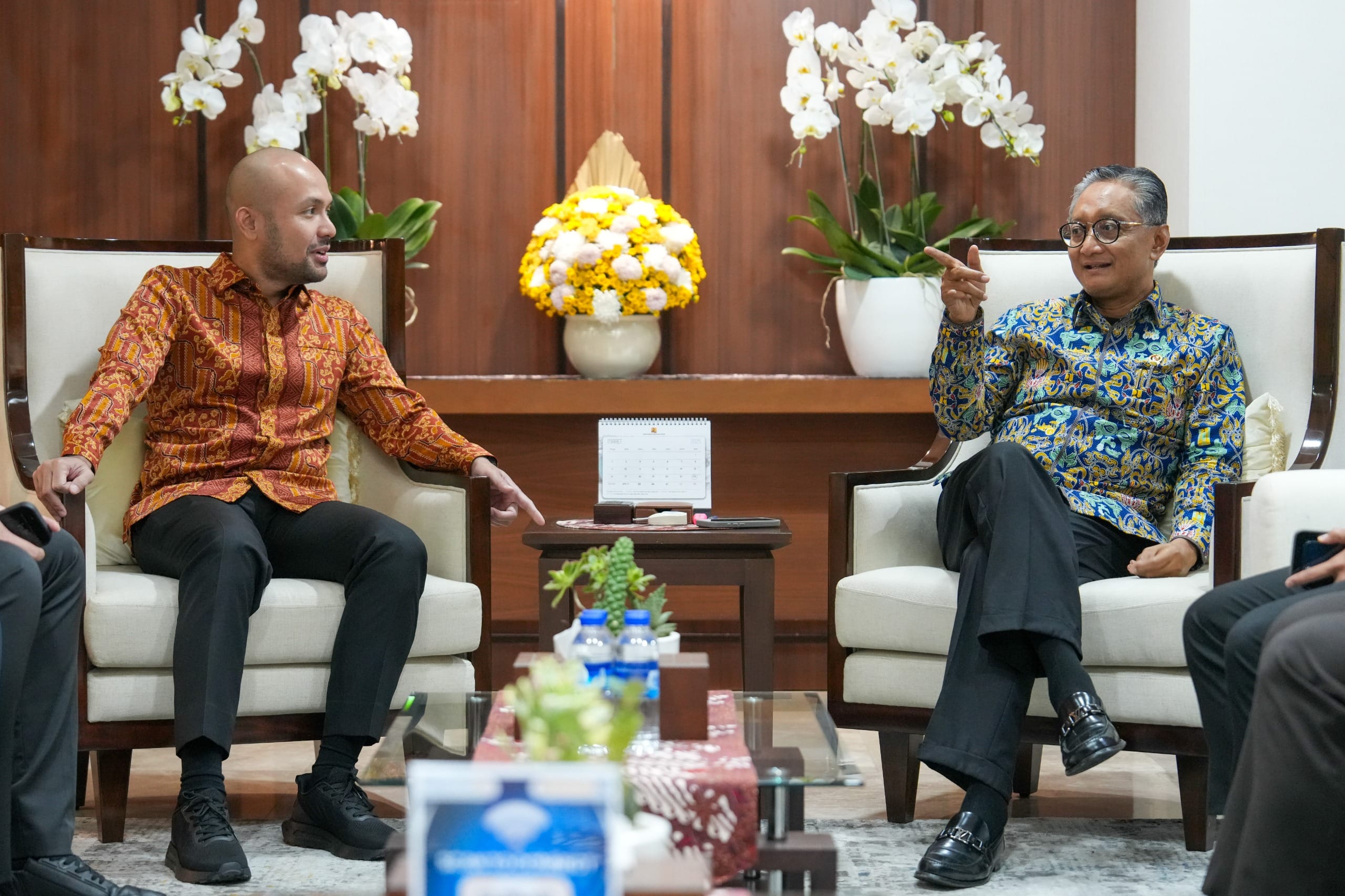 Menteri PU.( kanan ) saat menerima kunjungan Ketua Umum BPP Hipmi,Akbar Himawan Buchari ( kiri) ( foto: birkom pu )