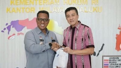 Kakanwil Kemenhukam Propinsi Maluku, Saiful Sahri ( kiri ) saat menyambut kedatangan Konsul Kehormatan Kerajaan Belanda Kun Kusno ( foto : kanwil Kumham ambon )