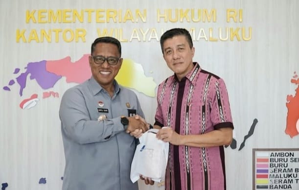 Kakanwil Kemenhukam Propinsi Maluku, Saiful Sahri ( kiri ) saat menyambut kedatangan Konsul Kehormatan Kerajaan Belanda Kun Kusno ( foto : kanwil Kumham ambon )