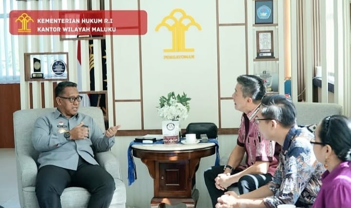 Kakanwil Kumham Maluku, Saiful Sahri saat berbincang dengan Konsulat Kehormatan Kerajaan Belanda Kun Kusno dengan tim ,( foto: kanwil kumham ambon )