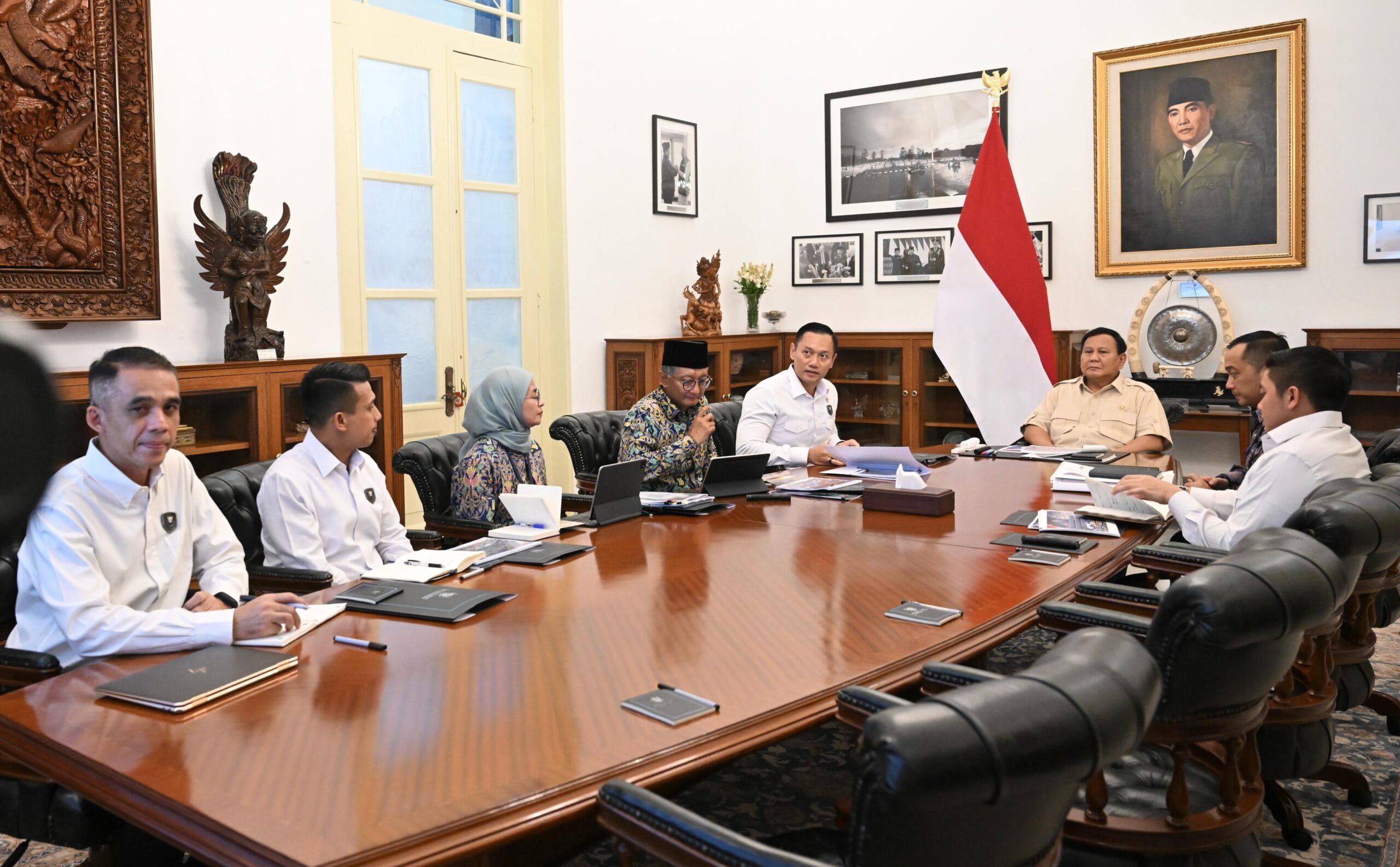 Rapat Terbatas yang dipimpin Presiden Prabowp di Istana Negara membahas ttg Pengolahan Sampah yang dihadiri Menko Infrastruktur,Agus Harimurti ( AHY ) dan Menteri PU, Dody Hanggodo ( foto : /Sekneg )