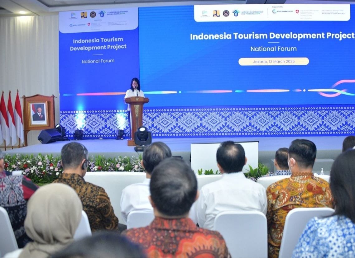 Wamen Diana saat berbicara di Forum Dedeminsdi Hasil Proxek Pinjaman Hibsj Luar Negri ( PHLN )/di Jakarta (foto: birkom pu)