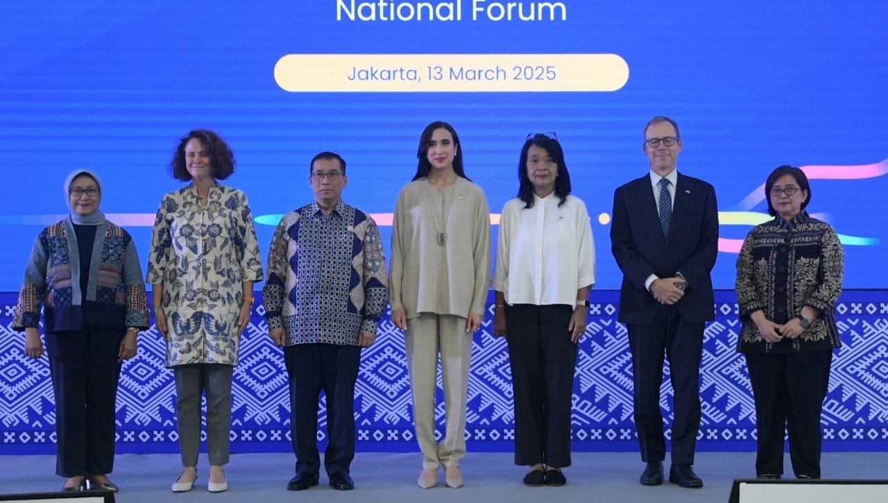 Wamen PU beserta perwakilan dari para peserta Forum ,( foto: birkom PU )