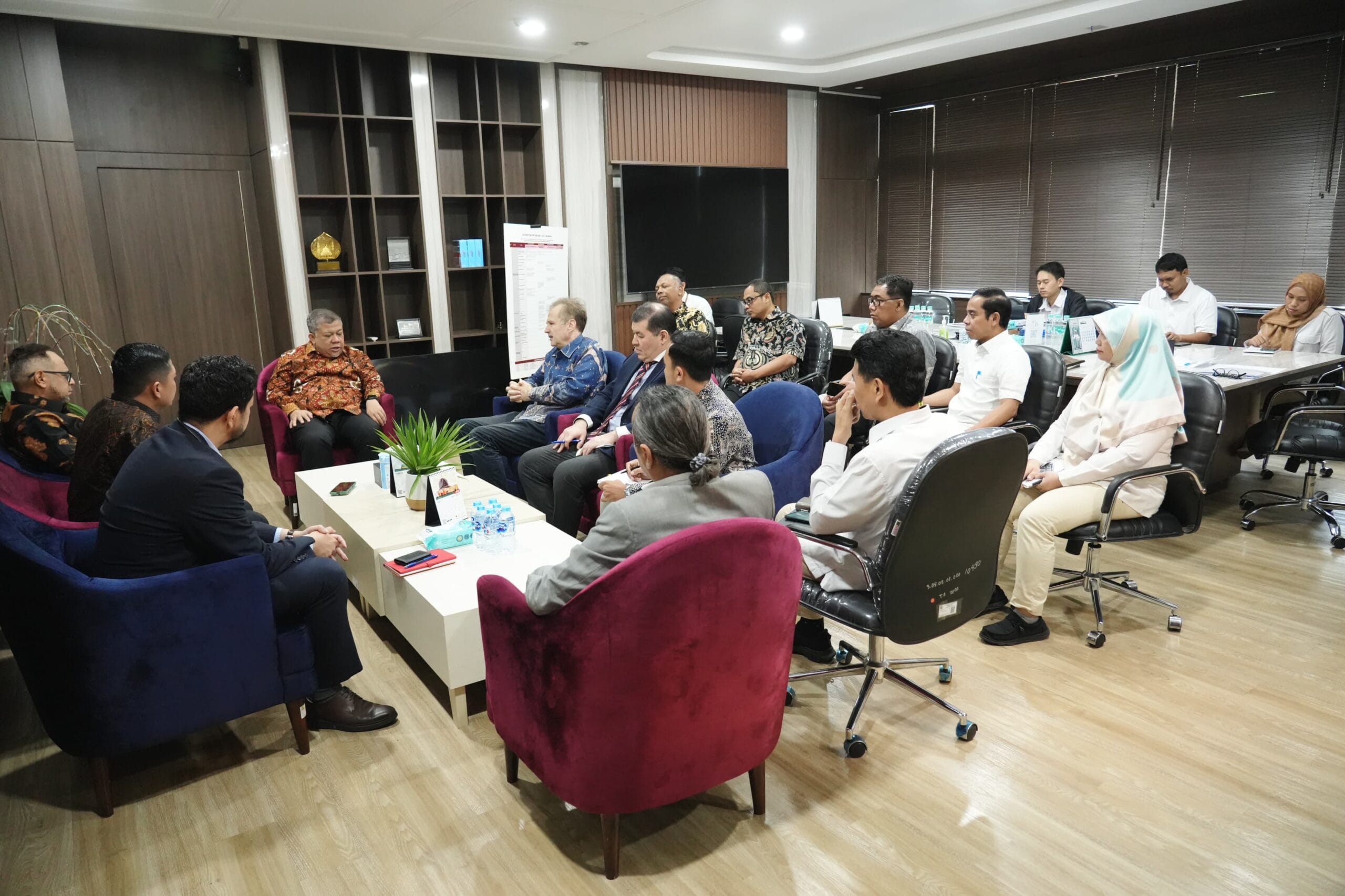 Wamen PKP Fahri Hamzah sangat mengapresiasi ketertariksn IsDB dalam program.pembangunan 3juta rumah ( birkom pkp/ Ristyan )