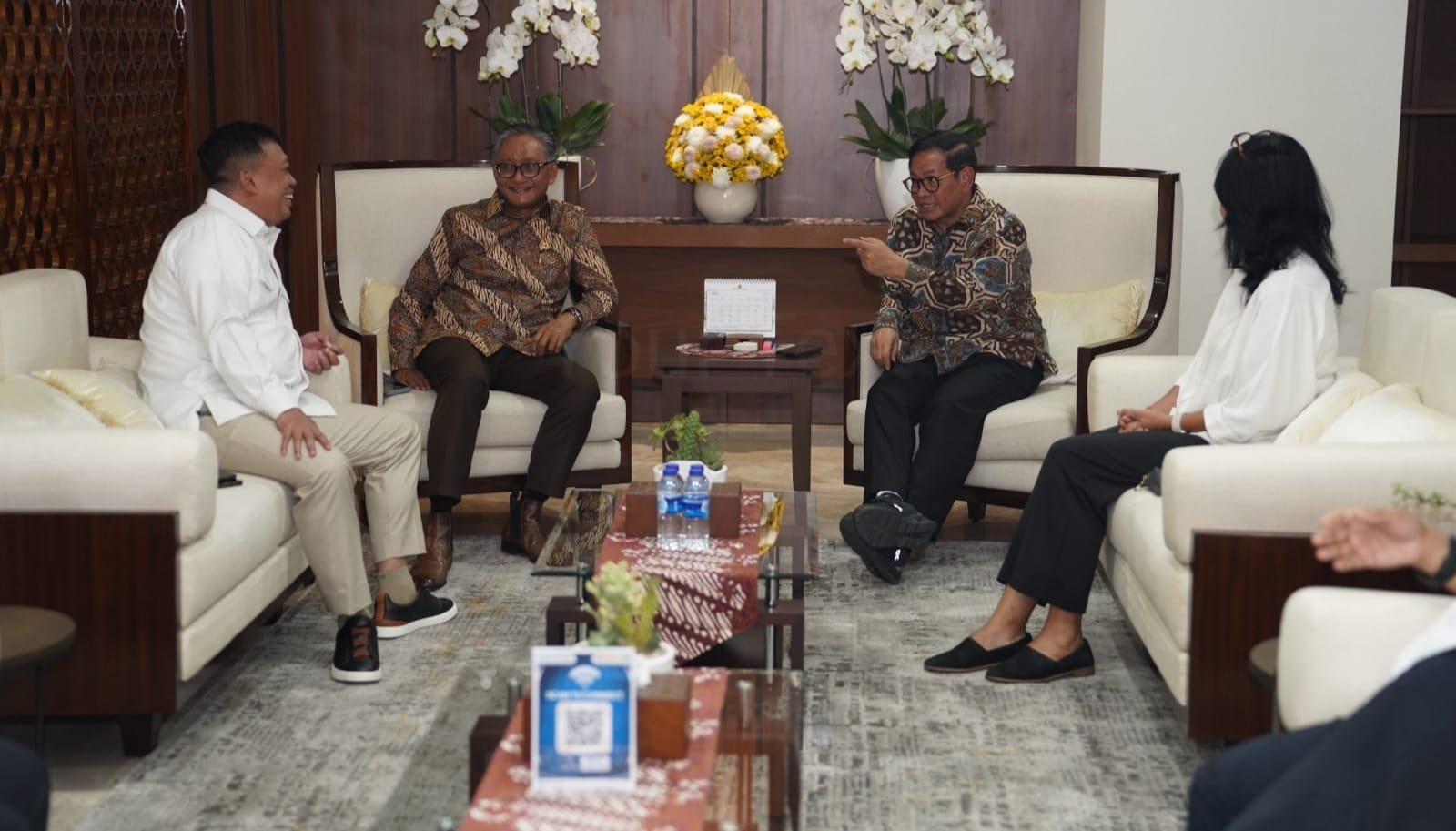 Dari kiri ke kanan, Wamen Diana, Gubernur DKI Pramono Anung, Menteri PU, dan Nusron wahid saat  Rakor ttg normalisasi sungai Ciliwung ( foto: birkom pu )