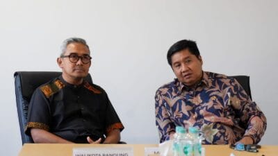 Menteri Ara bersama walikota Bandung Mohamad Farhan ( foto: birkom pkp/ Ristyan )