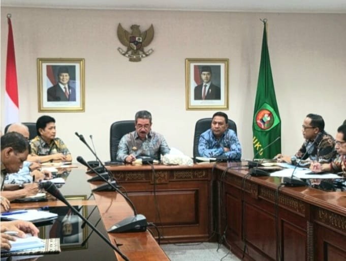Gubernur Maluku Hendrik Lewerissa didampingi Wagub Maluku Abdullah Vanath mengikuti rapat secara virtual bersama KPK (foto dok Humas Pemda)
