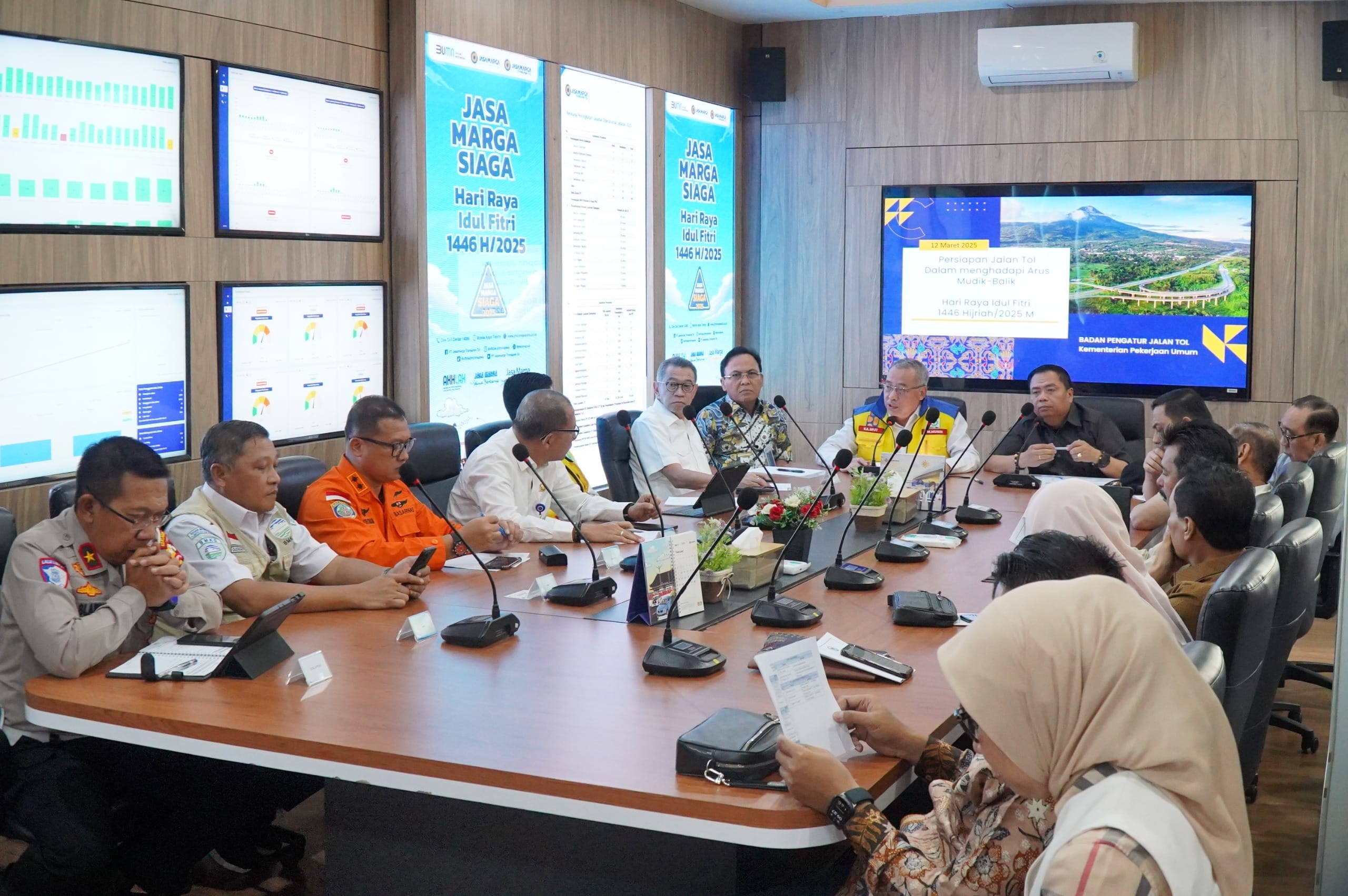 Kom V DPR -RI saat berkunjung ke Tol Jakarta - Cikampek