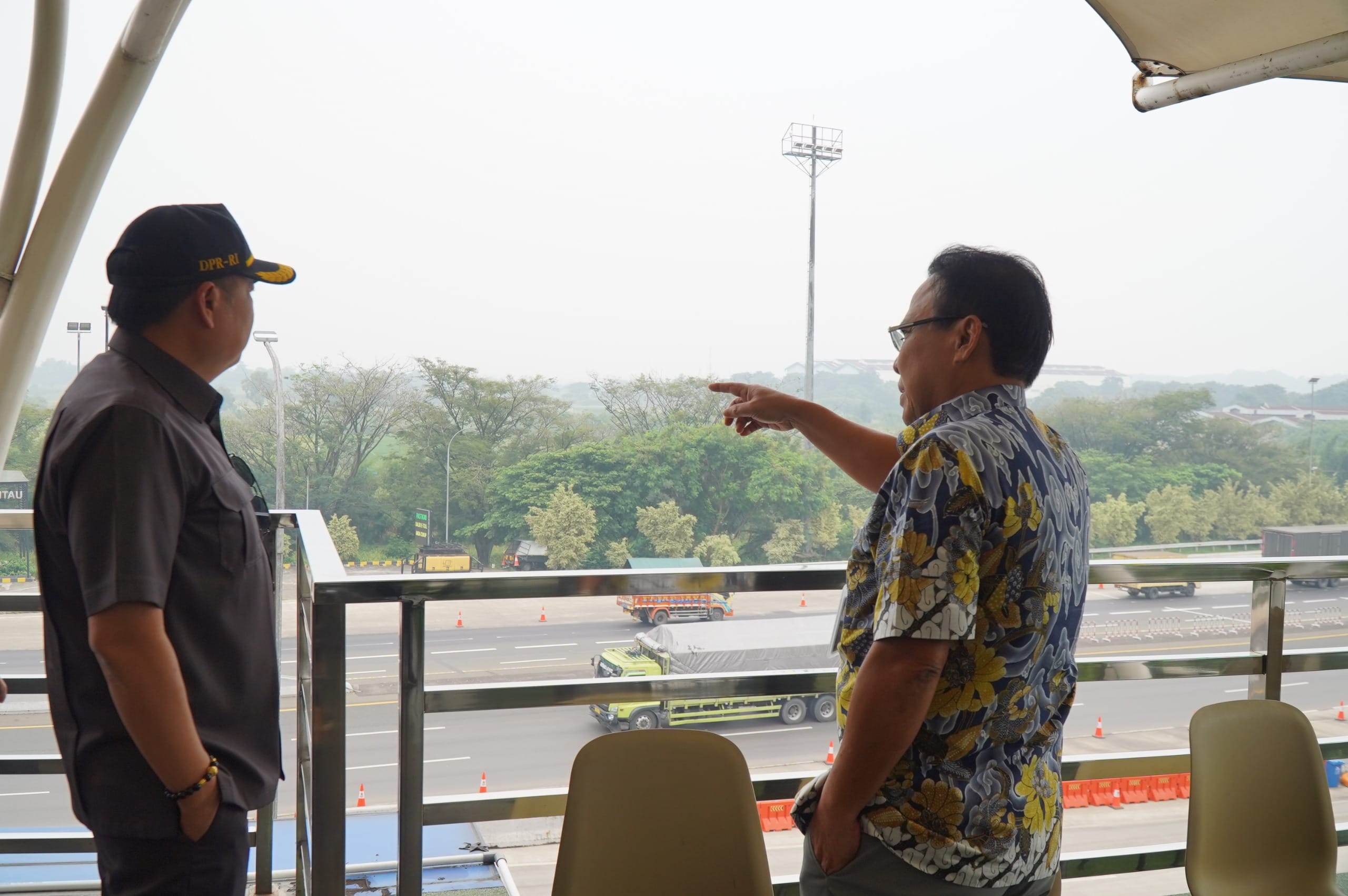 Ketua Komisi V Lasarus ( kiri) dan Dirut Jasamarga saat melihat kesiapan  Jasamarga untuk Arus Mudik dan balik (  foto: JM )