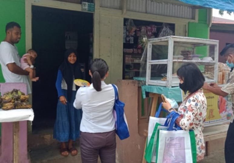 Tim Penguji dari BPOM sedang menguji para penjual takjil ramadhan dikota ambon ( foto: bpom)
