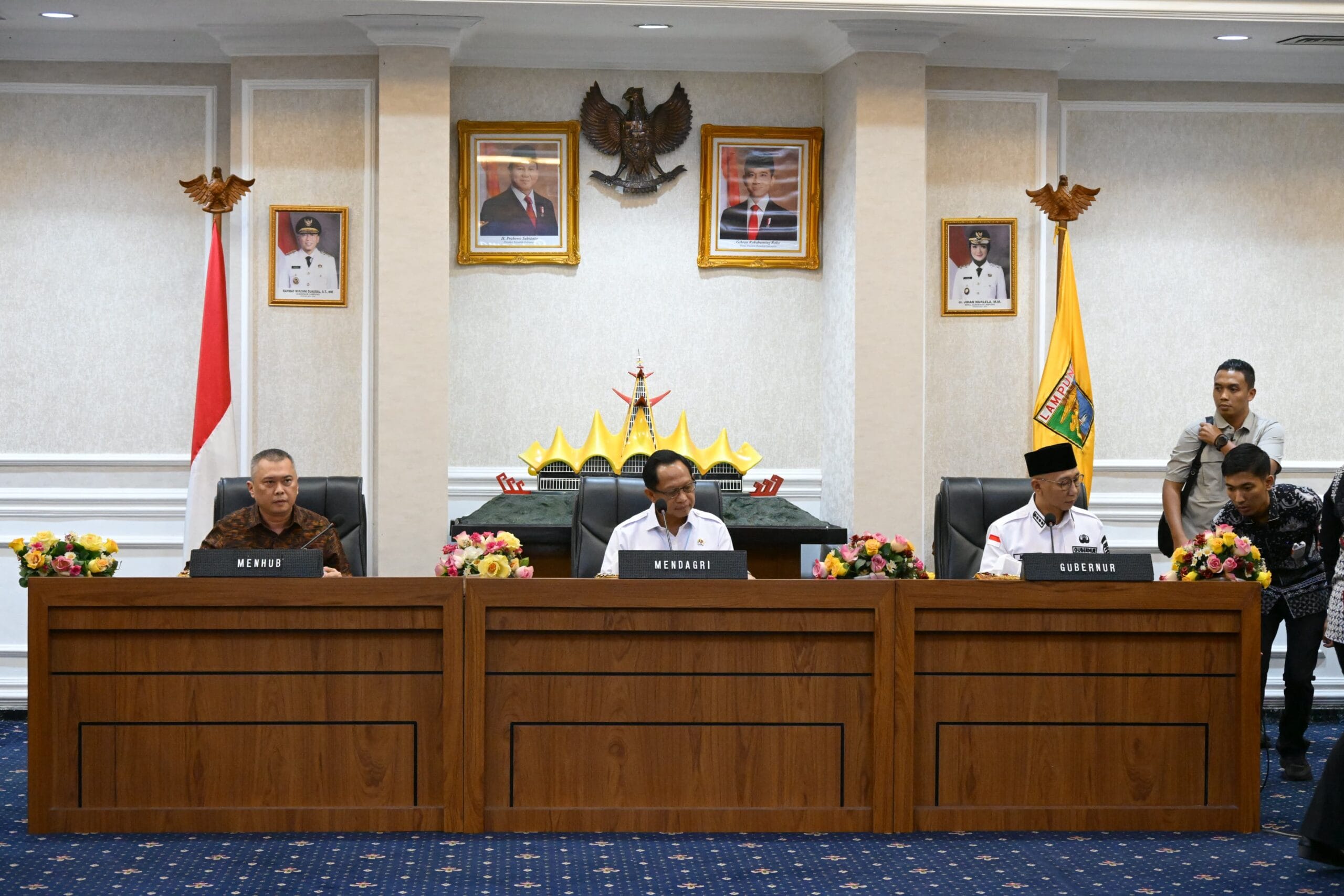 Dari Kiri Menhub Dody, Mendagri Tito, dan Gubernur Lampung saat rapat persiapan mudik lebaran 2025 di Lampung ( birkom pehub )
