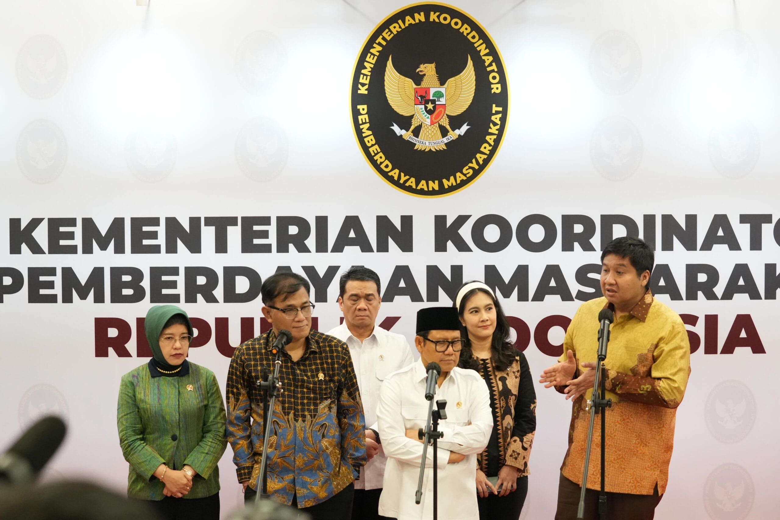 Menko bidang Pemberdayaan Masyarakat ( Menko PM ) Muhaimin Iskandar usai Rapat Tingkat Menteri memberikan keterangan pada media di dampingi Menteri PKP ( foto: birkom pkp/ Ristyan )