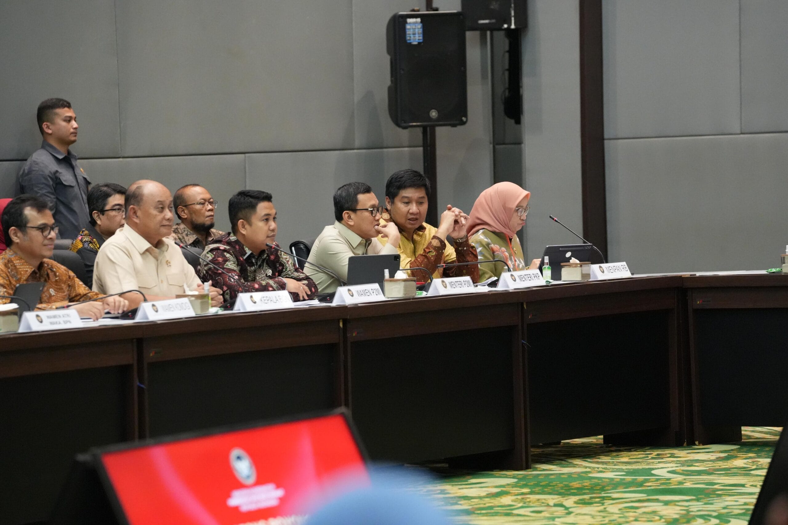 Menteri PKP Maruarar Sirait ( no.2 dr kanan ) saat Rapat Tingkat Menteri ( foto: birkom pkp/ Ristyan )