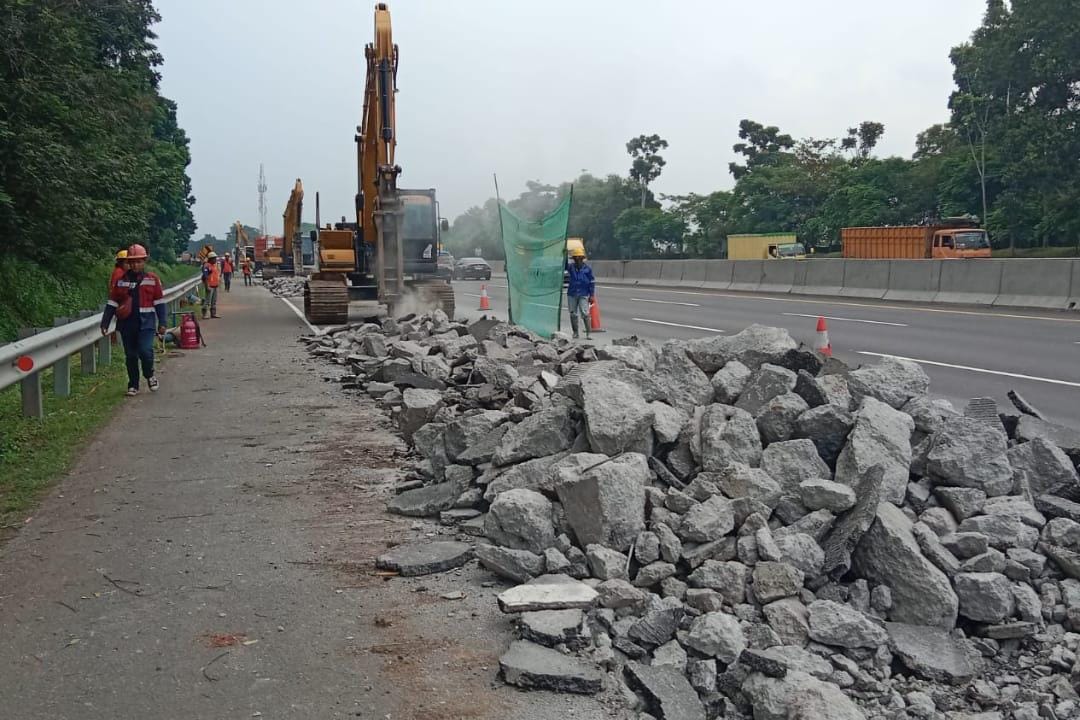 Pekerjaan Rekonstruksi di Tol ruas Tol Jakarta - Cikampek ( foto: JM )