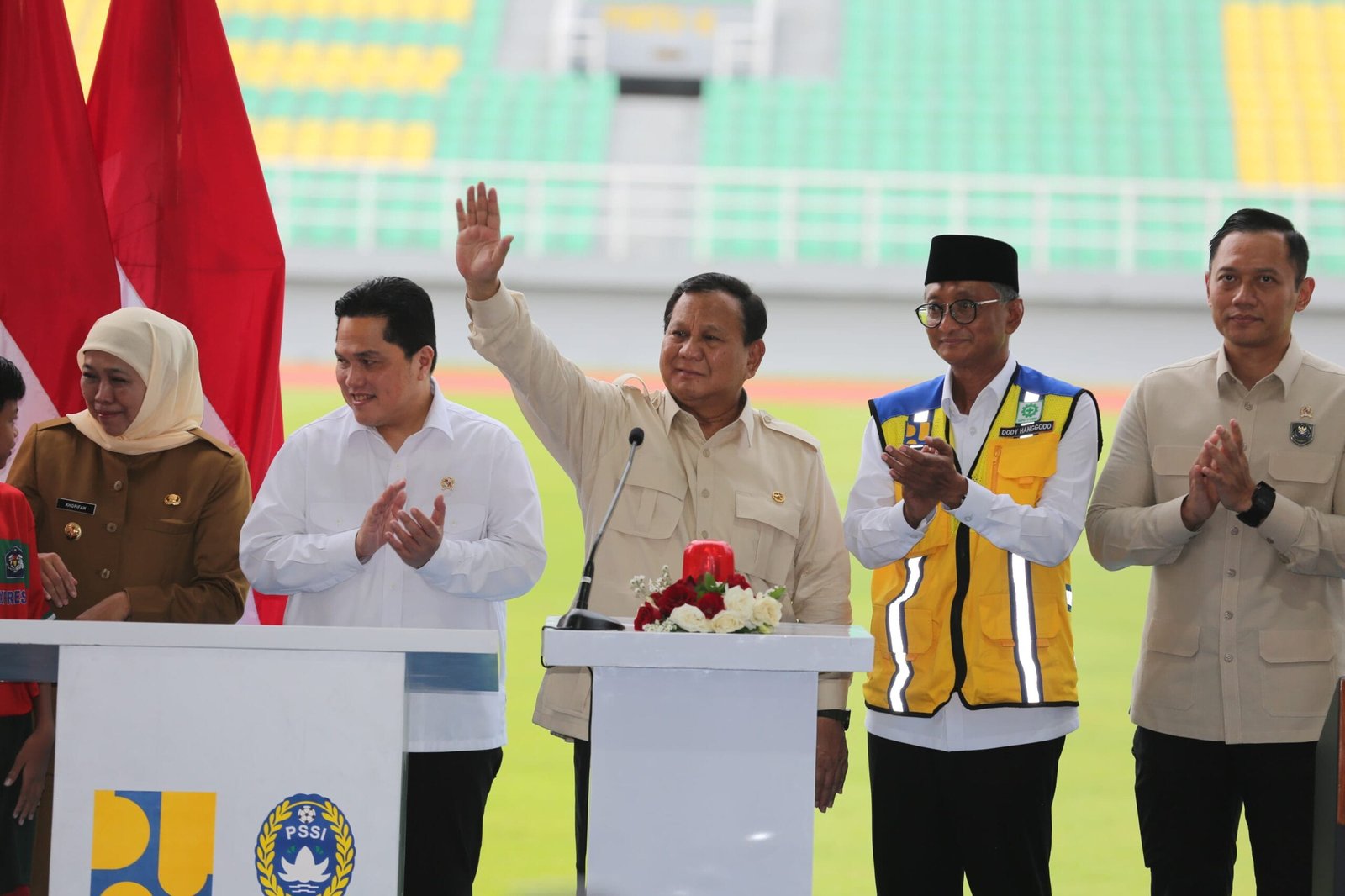 Presiden Prabowo didampingi Menko Infrastruktur, Menteri PU dan Ketua PSSI Erik Tohir Meresmikan 17 Stadion Berstandar Internasional ( foto: birkom pu)