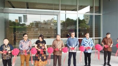 Pengguntingan pita saat Handover ( serah terima )PT. Indonesia Paradise Property tbk ( INPP) foto: yudis