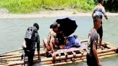 Kondisi Ibu Hamil yang hendak mendapat perawatan medis di Puskesmas Elpaputih harus menempuh perjalanan sulit menggunakan rakit (foto : Istimewa)