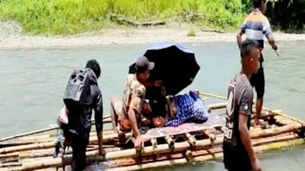Kondisi Ibu Hamil yang hendak mendapat perawatan medis di Puskesmas Elpaputih harus menempuh perjalanan sulit menggunakan rakit (foto : Istimewa)