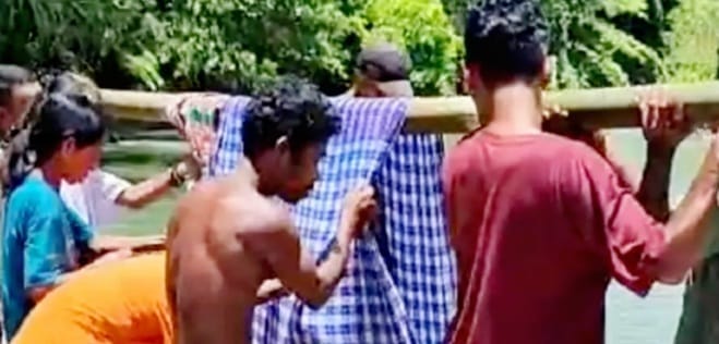 Warga Desa Watui, Kecamatan Elpaputih, Kabupaten Seram Bagian Barat (SBB) Maluku, menandu seorang ibu hamil untuk mendapatkan pelayanan kesehatan di desa terdekat (foto : Istimewa)