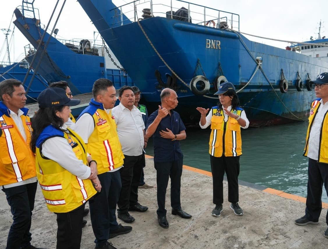 Wamen Diana saat meninjau jalan dipelabuhan Bantem ( foto birkom.pu)