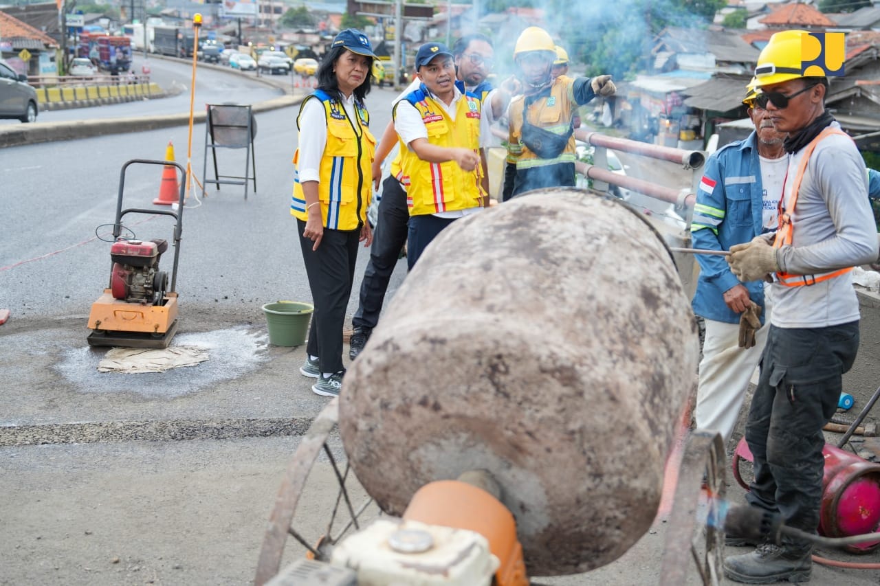 Wamen Diana saat meninjau perbaikan jalan nasionL di Banten ( foto: birkom pu)