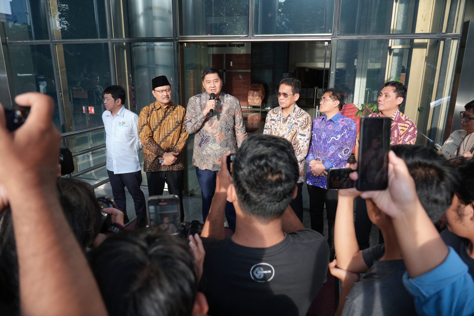 Menteri PKP saat memberi keterangan pada media usai petemuan dengan KPK ( foto: birkom pkp / Ristyan )