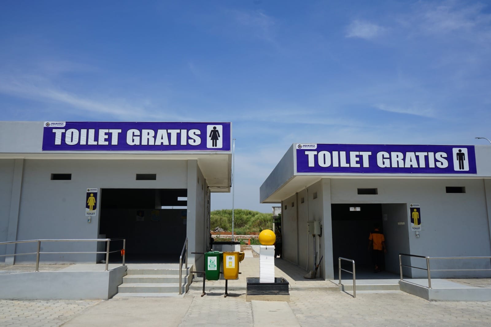 Salah satu dari ribuan toilet gratis di rest area Travoy milik Jasamarga ( foto: JM )