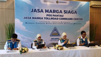 Corporate Communication & Community Development Group Head Jasa Marga, Lisye Octaviana ( tengah kanan ) saat memberikan keterangan pada media ( foto: SPN/ diah dayanti )