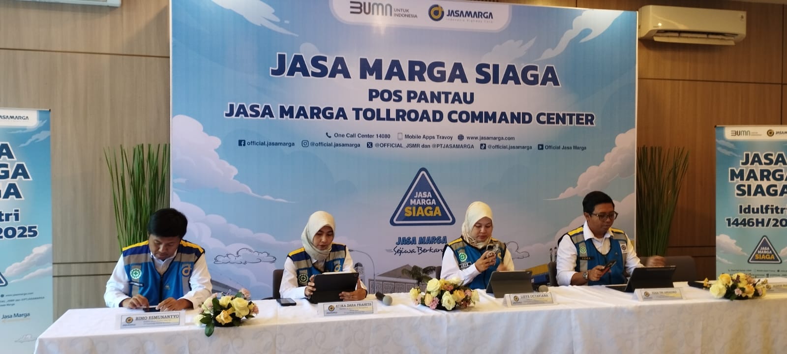 Corporate Communication & Community Development Group Head Jasa Marga, Lisye Octaviana ( tengah kanan ) saat memberikan keterangan pada media ( foto: SPN/ diah dayanti )