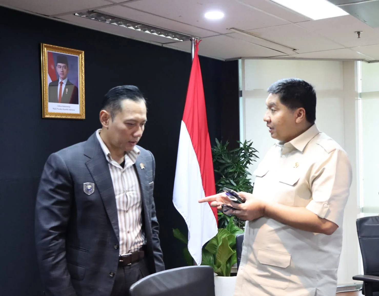 Menko Infra AHY (kiri) dan Menteri PKP, Maruarar Sirait ( kanan) usai Rakor Penanganan banjir dan Perlindungan Pesisir ( foto: birkom pkp/ Ristyan)