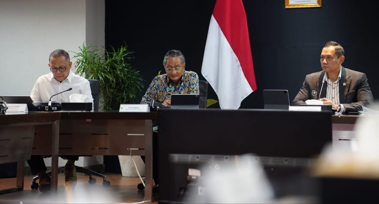 Menko Infra AHY ( kanan )/bersama Menteri PU membahas ttg pembangunan Tanggul Raksasa ( Giant Sea Wall)
