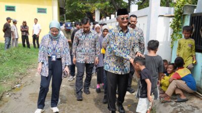 Menteri PU saat berkunjung di Babelan Bekasi, melihat sanitasi dan pembuangan sampah yg buruk disana, yang ajan diperbaiki secara bertahap ( foto: birkom.pu)