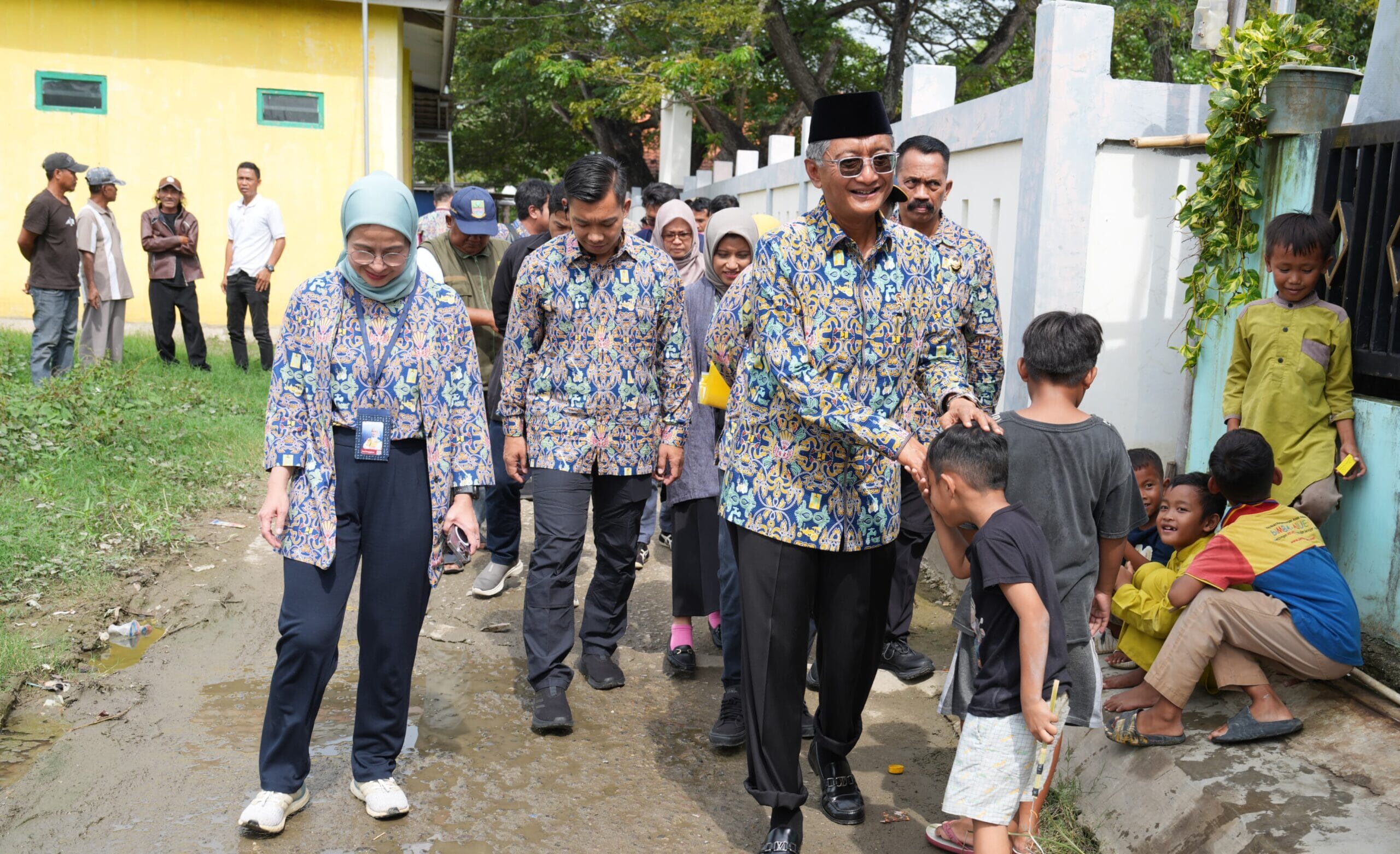 Menteri PU saat berkunjung di Babelan Bekasi, melihat sanitasi dan pembuangan sampah yg buruk disana, yang ajan diperbaiki secara bertahap ( foto: birkom.pu)