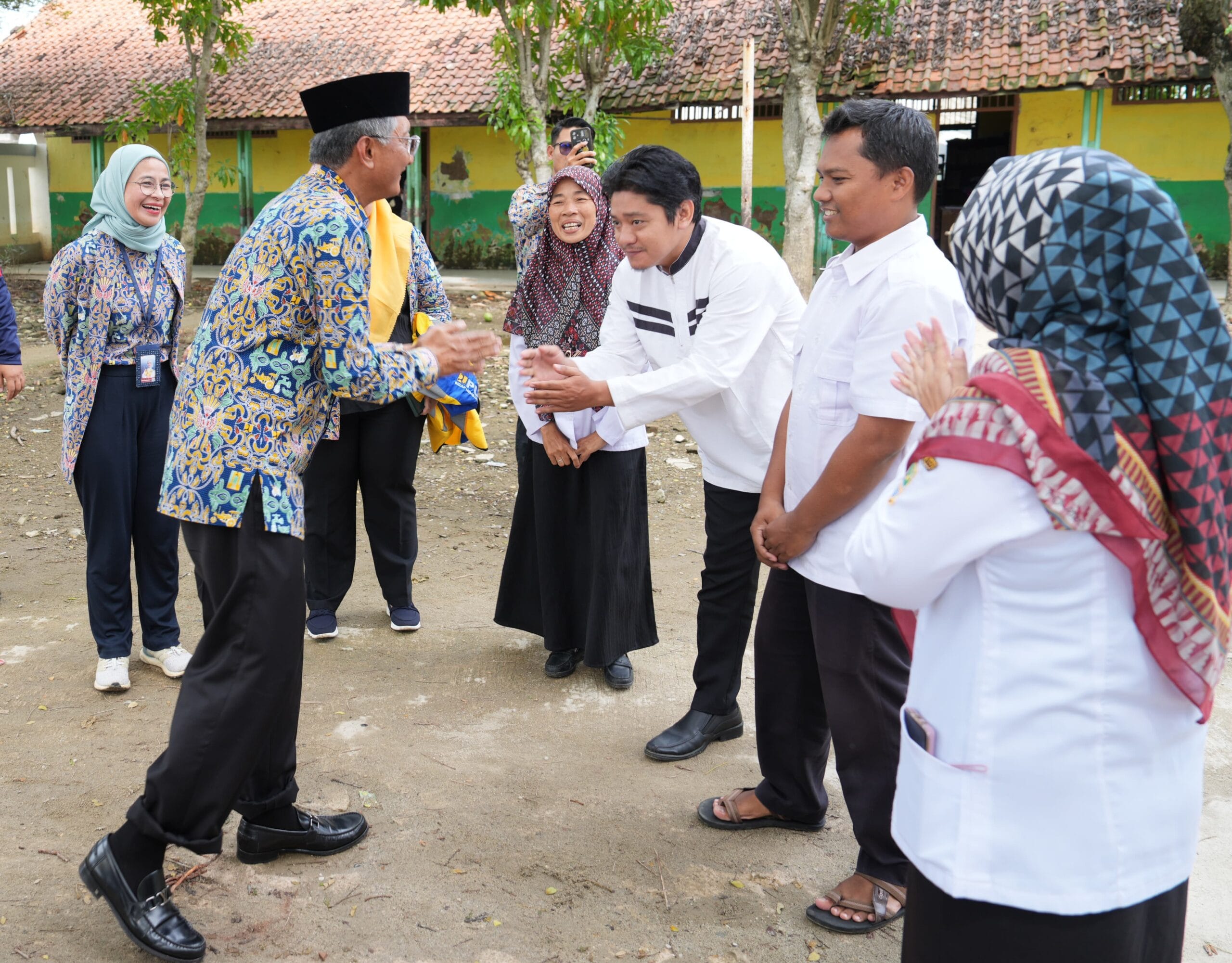Menteri PU saat berkunjung ke SD Buni Bakti 04 Babelan Bekasi Utara foto: birkom pu)