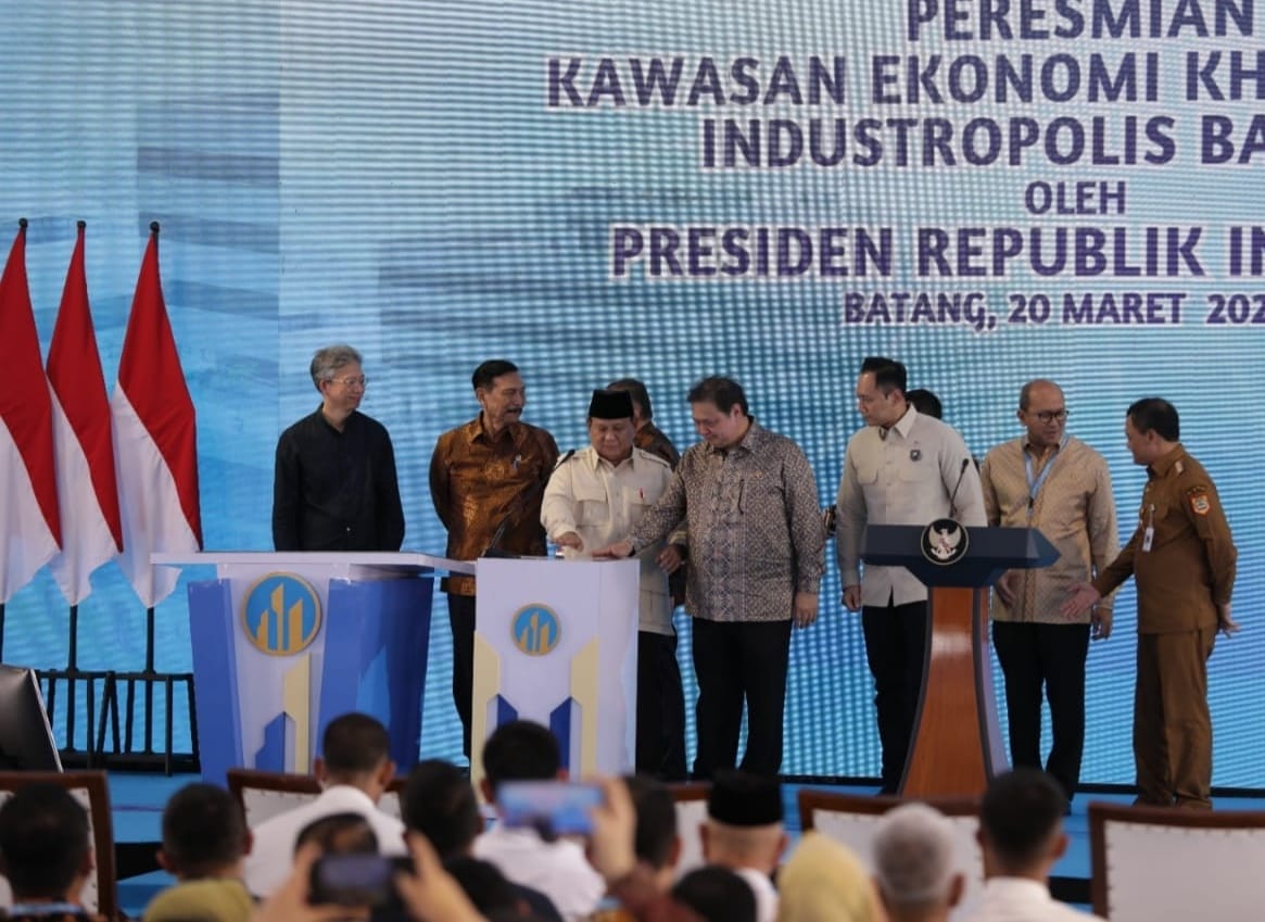 Presiden Prabowo saat meresmikan KEK di Batang Pekalongan Jawa Tengah ( foto: birkok pu)