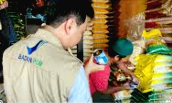 Petugas Balai POM sedang memeriksa bahan pangan (foto Istimewa)