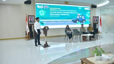 Menteri PU saat peluncuran Portal mudik.pu.go.id ( foto: birkom pu)