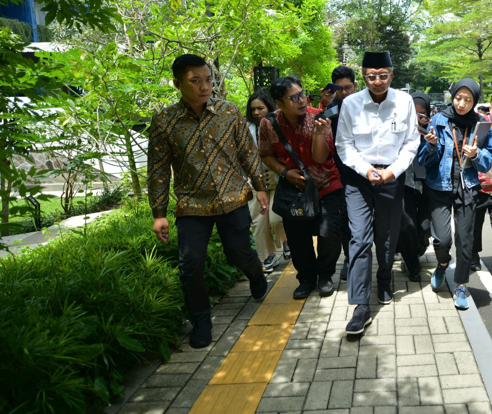 Menteri PU usai sholat jumat menjawab pertanyaan media ( foto: birkom pu)