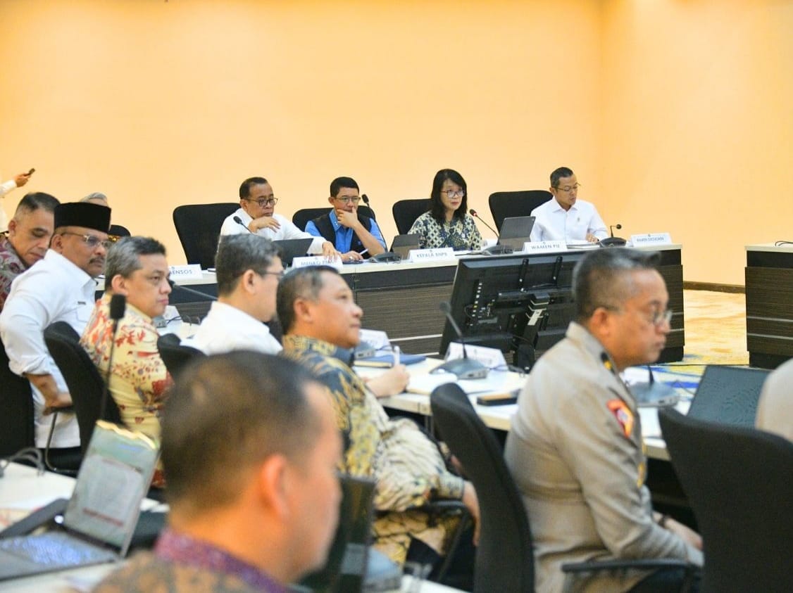 Rapat Tingkat Menteri Penanganan Pasca Bencana Erupsi Gunung Lewotobi lakinlaki dan konflik sosial Adobara di Flores Timur ( foto: birkom pu)