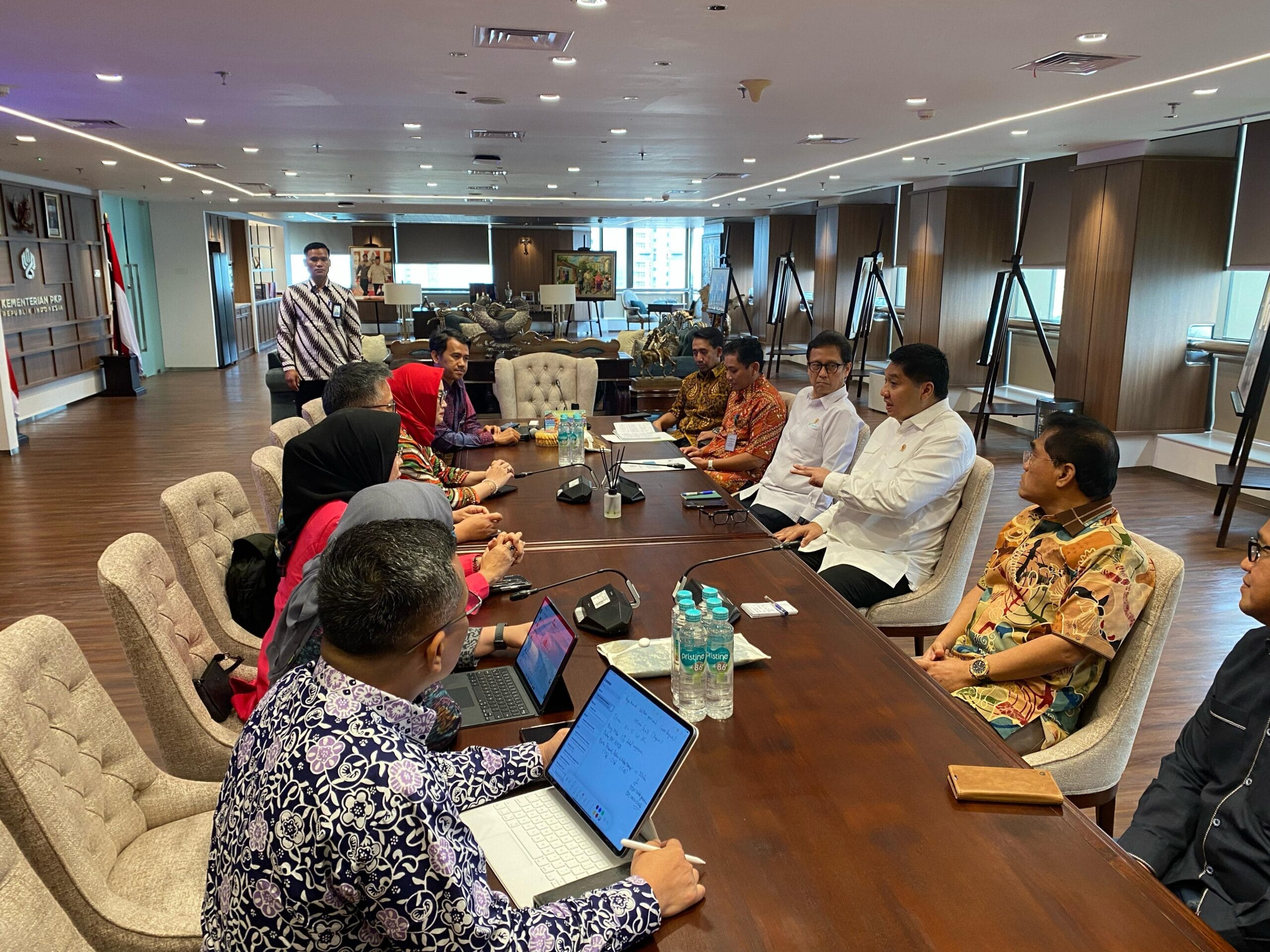 Rapat bersama Menteri PKP, Menkes,Wk Ketua Momisi IX,Ketua Perawat Nasional, Komisioner BP Tapera ( foto: birkom pkp/ Ristyan )