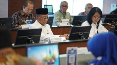 Menteri PU saat memimpin rapat kordinasi penanganan pembebasan lahan untuk pengendalian banjir didampingi wamen diana ( foto: birkom pu)