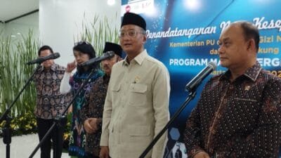 Menteri PU ( tengah ) dan Kepala BGN Dadan Hindayana saat jumpa media usai MoU Program MBG ( foto: SPN/ diah dayanti)