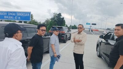 Menteri PU saat meninjau Ruas Tol Fungsional Prambanan - Purwomartani ( foto: birkom pu)