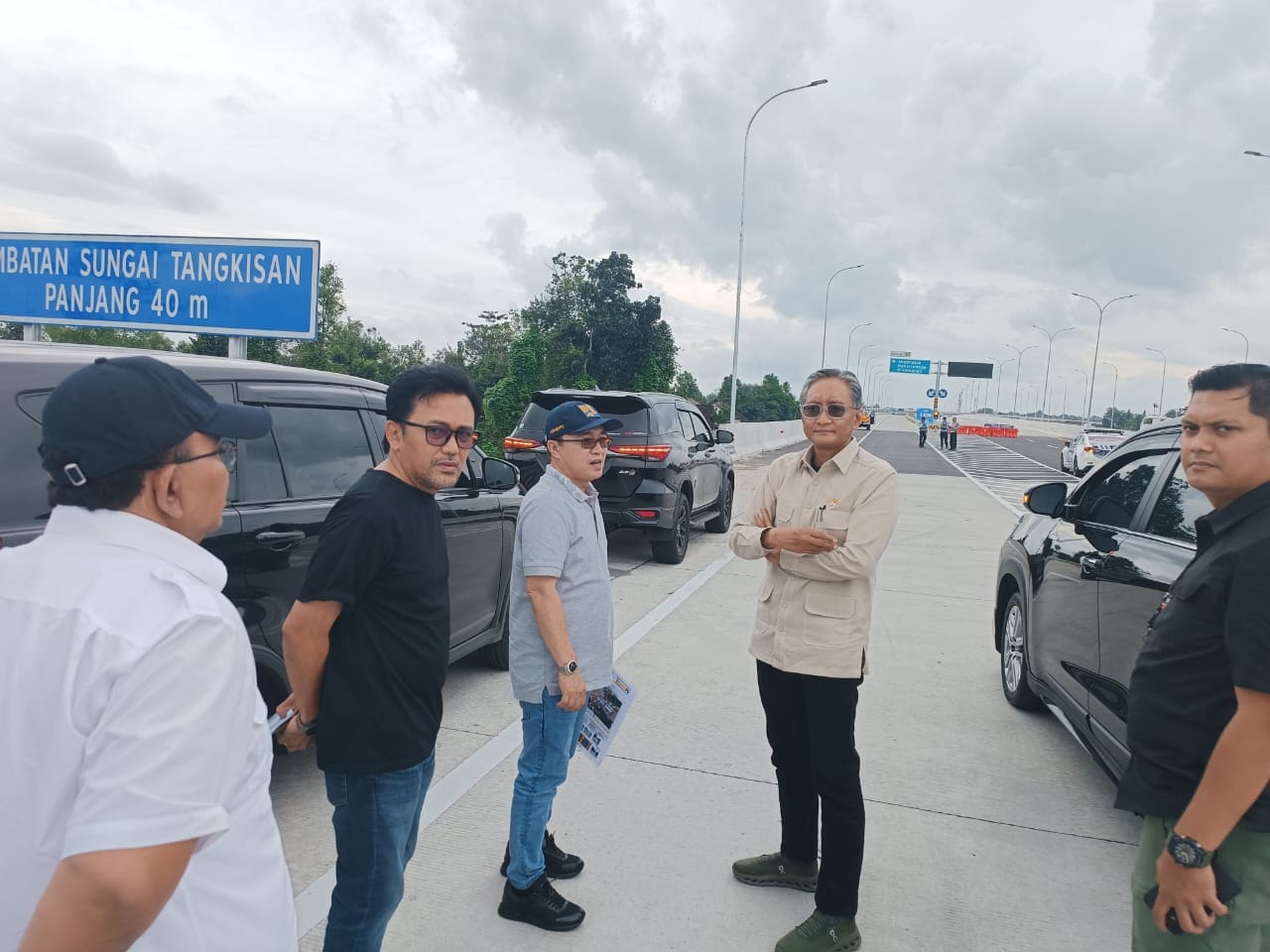 Menteri PU saat meninjau Ruas Tol Fungsional Prambanan - Purwomartani ( foto: birkom pu)